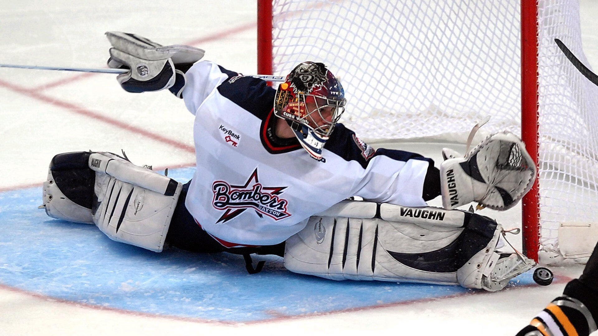 开云·体育官网-查默斯赛场表现赢得观众喝彩，查莫斯游泳